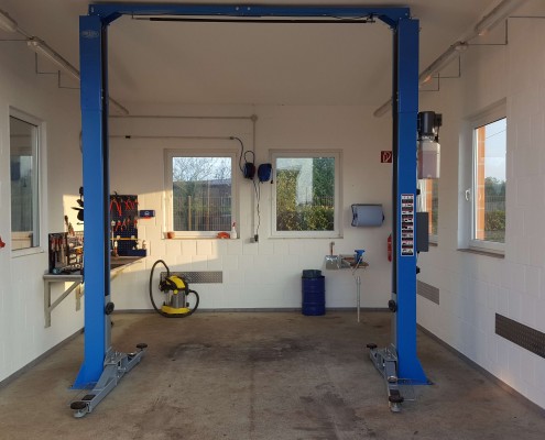 Hebebühne in einer der Werkstätten